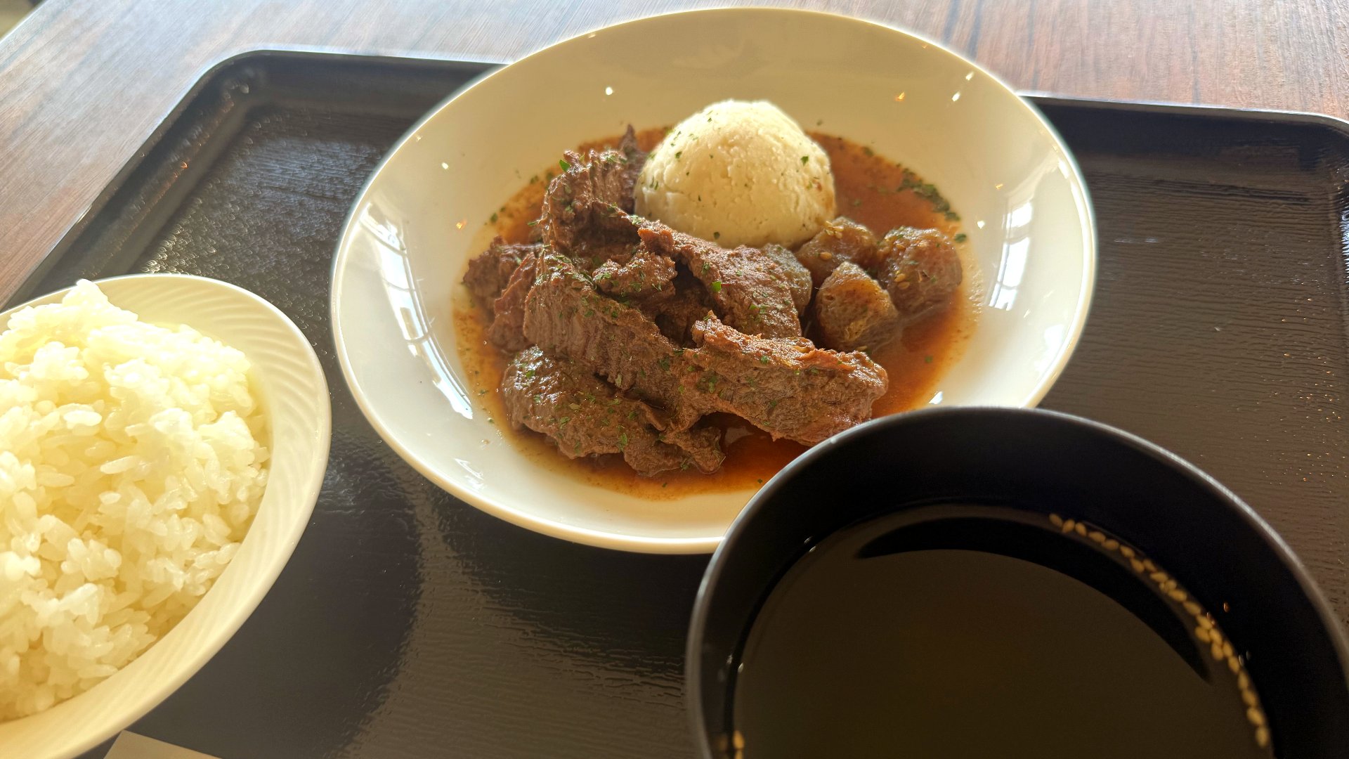 三狼亭のラム肉定食。ラム肉を焼肉でいただく定食